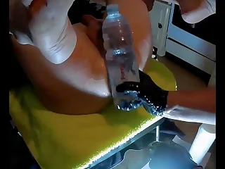 Mike mit der Faust und der Wasserflasche gefickt