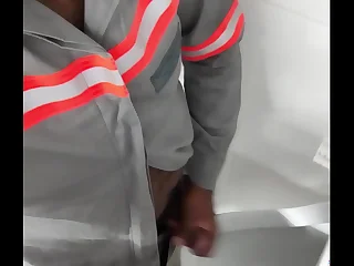 Trabalhador colação a rola pra fora do uniforme e começa a bater uma e começa a bater uma